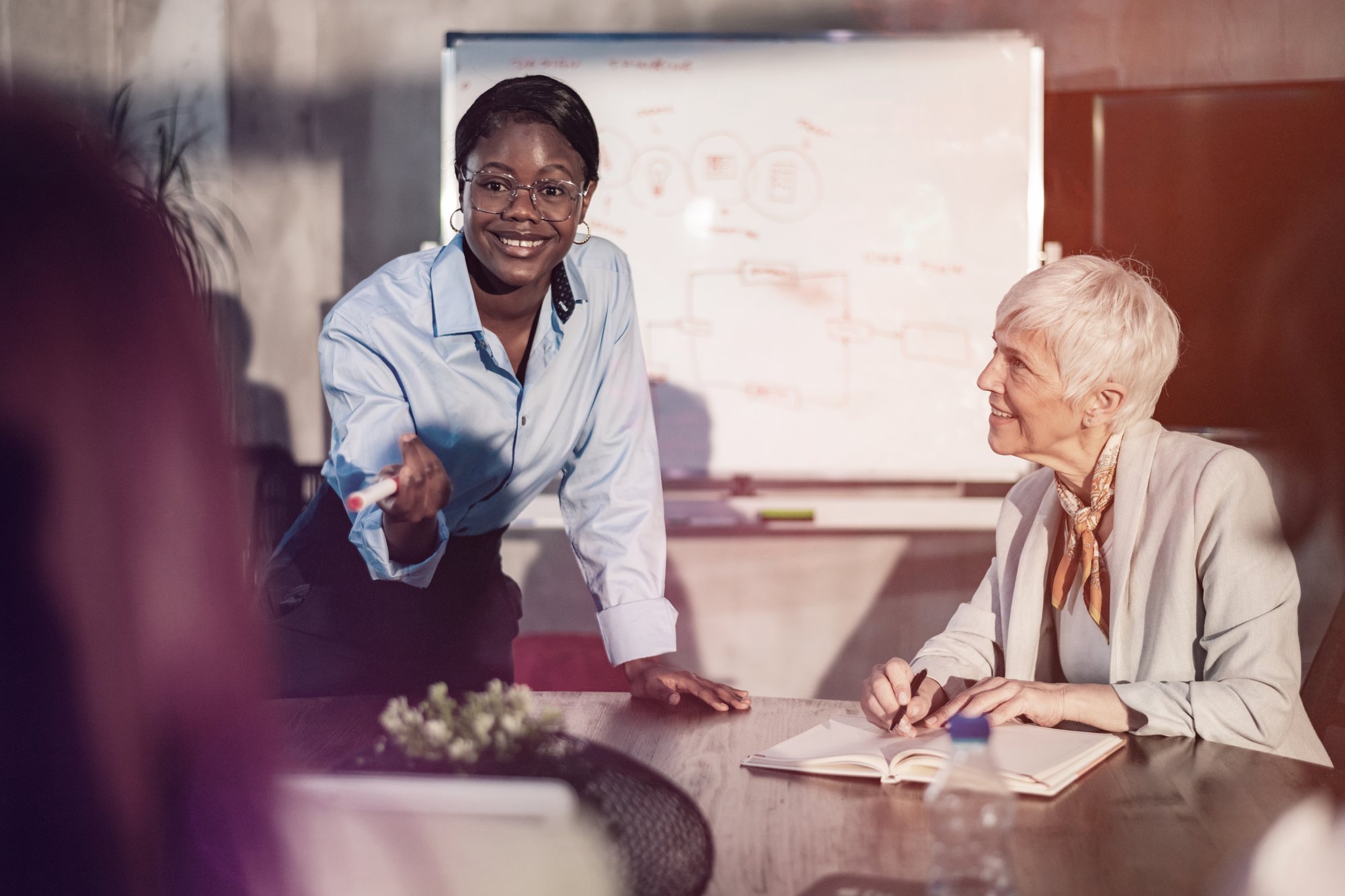 henkilö valmentaa toisia iloisesti