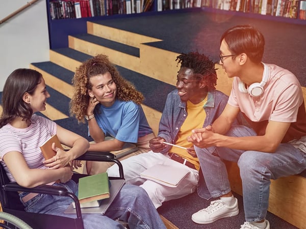 nuoret istuvat koulussa